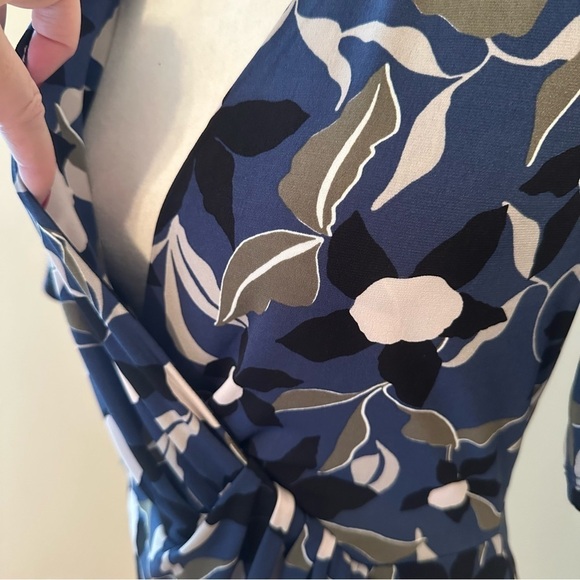 Banana Republic Factory Faux Wrap Knot Floral Dress NWT - Small - Picture 4 of 10
